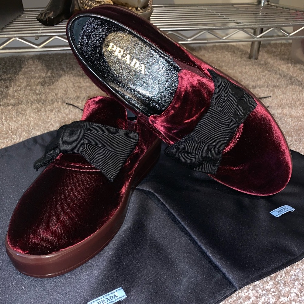 PRADA Bow Velvet Skate Sneaker👟👟